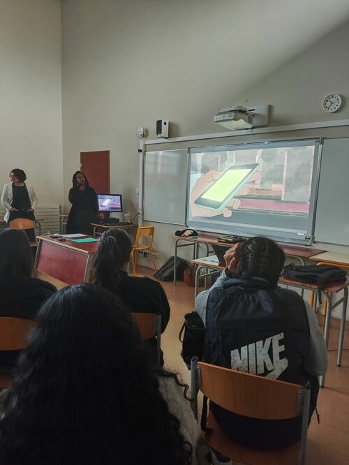 Intervention au Lycée Parc des Loges le 09/01/2025 par le CADA d’Evry devant 70 élèves de Terminale ST2S dans le cadre d’un projet sur l’asile. Les échanges ont été riches autour des enjeux de la demande d’asile, des missions du CADA et des difficultés rencontrées par le public et les professionnels