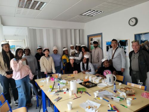 Tous les services de Coallia Avallon (89) étaient réunis ce mercredi après-midi pour un temps collectif autour de la galette. L’après-midi a débuté par un atelier manuel de fabrication de couronne afin de tous devenir des rois et reines, suivi par la dégustation des galettes.