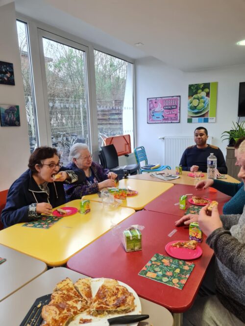 Gouter cet après-midi à la pension de famille de Sens : excellent galettes confectionnées par les résidents !