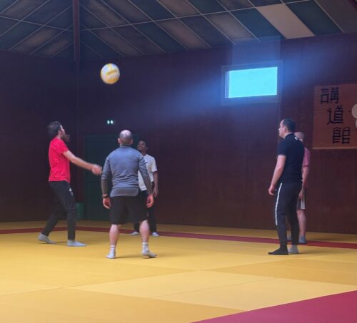 Reprise du sport adapté pour les résidents de la Maison Relais de la Blaiserie (86), qui apprécient ce moment où ils peuvent se défouler, coopérer en équipe ou s’affronter chaque semaine.