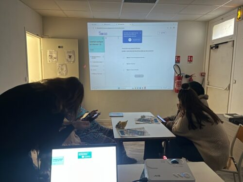 Atelier au CADA de Livry-Gargan pour prévenir la fracture numérique. Les objectifs visés: améliorer l’autonomie, faciliter l’intégration administrative et sociale, rendre moins vulnérable à la désinformation ou à l’isolement numérique. Un succès!