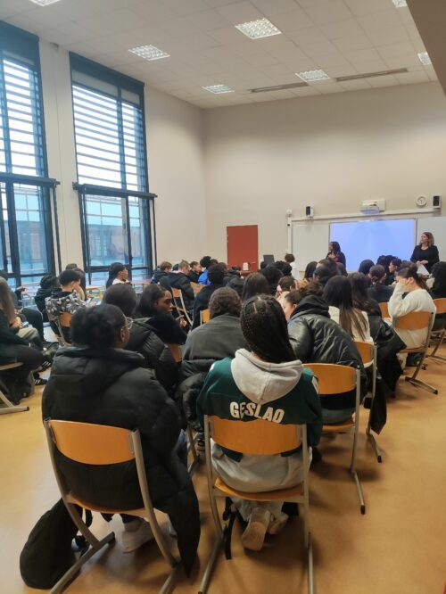 Intervention au Lycée Parc des Loges le 09/01/2025 par le CADA d’Evry devant 70 élèves de Terminale ST2S dans le cadre d’un projet sur l’asile. Les échanges ont été riches autour des enjeux de la demande d’asile, des missions du CADA et des difficultés rencontrées par le public et les professionnels