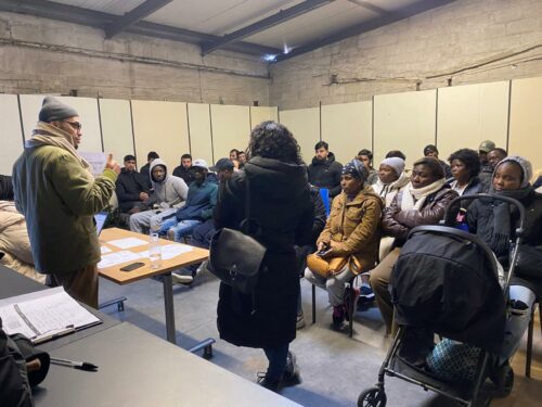 En partenariat avec Activ’optic, le CADA de Nanterre a organisé une réunion d’information à l’attention des personnes accompagnées, afin de leur offrir la possibilité de bénéficier d’un suivi auprès d’un opticien. Cette réunion avait également pour objectif d’informer les résidents sur leurs droits.