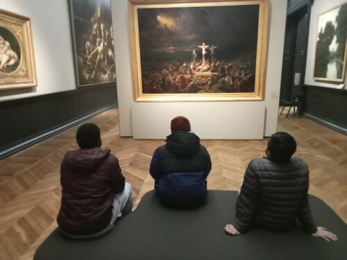 Le samedi 18 décembre, des jeunes du SAMNA ont pu participer à une après-midi culturelle avec la présentation de la bibliothèque Aragon et surtout la découverte des œuvres d’art du Musée de Picardie. Les jeunes doivent y retourner en autonomie pour admirer posément l’ensemble des collections.