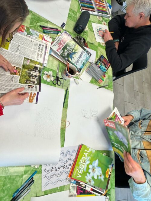 Ateliers d’art thérapie mis en place à la Maison Relais de la Blaiserie (86) pour l’année 2025, c’est l’occasion de travailler la motricité fine, l’imagination et l’estime de soi.