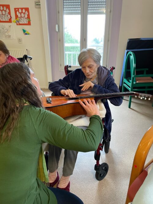 musicothérapie à Ehpad Les Larris Coalliavendredi 7 février à eu lieu la musicothérapie en compagnie de Nadege Nozet. un petit moment de relaxation très apprécié…
