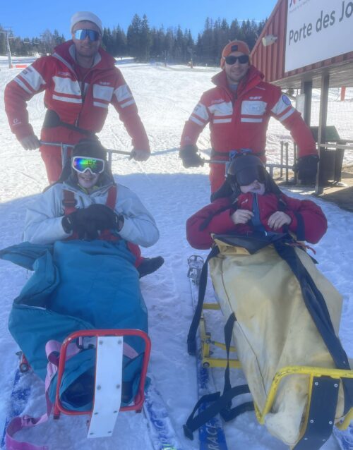 Séjour à la neige pour les résidents du FAM Quenehem : une immersion dans les sensations de glisse grâce à l’activité Handiski, et découverte des spécialités culinaires locales avec un délicieux repas ensoleillé.