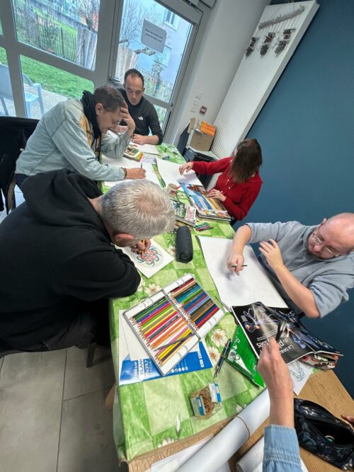 Ateliers d’art thérapie mis en place à la Maison Relais de la Blaiserie (86) pour l’année 2025, c’est l’occasion de travailler la motricité fine, l’imagination et l’estime de soi.