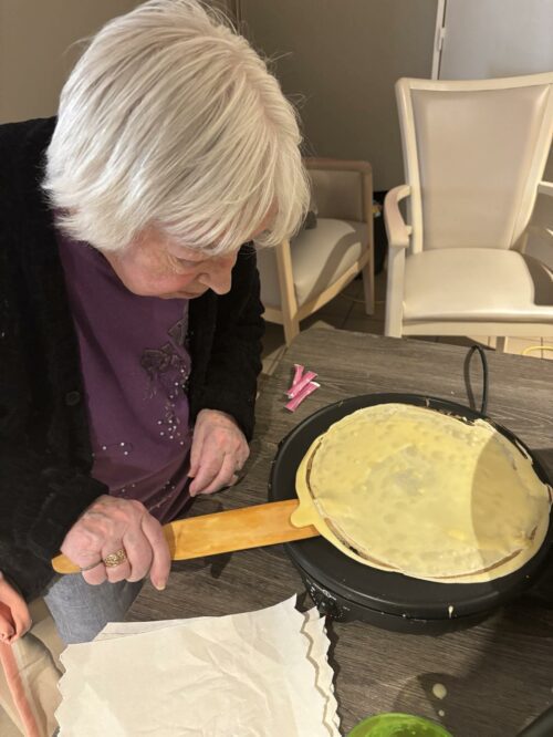 Chandeleur à Ehpad Les Larris Coallialundi 3 février afin de bien démarrer la semaine un atelier pâtisserie à été réalisé. Ainsi Françoise & Cécile ont confectionné dès 10h30 et jusqu’à 16h les traditionnelles crêpes de la Chandeleur pour l’ensemble des résidents de la structure.