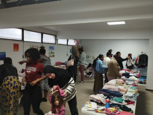 Une belle réussite pour cette première braderie au CADA-HUDA des ateliers! Des dons de vêtements récoltés au cours des six années ont fait le bonheur des familles du foyer! L’occasion de mobiliser des résidents pour la préparation, l’installation et la tenue de cet évènement, un grand merci à tous!