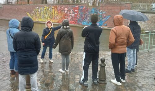 Le mercredi 29 janvier, des jeunes du SAMNA ont pu faire une plongée en plein cœur du street art avec la visite médiatisée du parcours Iconic. Malgré une météo capricieuse, ils ont pu se balader dans les rues du quartier St Leu pour admirer les différentes œuvres qui ornent les murs de la ville.