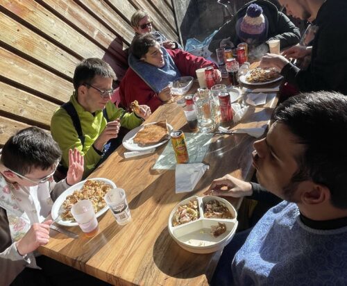 Séjour à la neige pour les résidents du FAM Quenehem : une immersion dans les sensations de glisse grâce à l’activité Handiski, et découverte des spécialités culinaires locales avec un délicieux repas ensoleillé.
