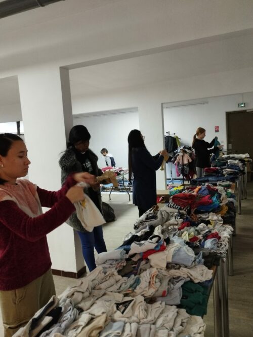 Une belle réussite pour cette première braderie au CADA-HUDA des ateliers! Des dons de vêtements récoltés au cours des six années ont fait le bonheur des familles du foyer! L’occasion de mobiliser des résidents pour la préparation, l’installation et la tenue de cet évènement, un grand merci à tous!
