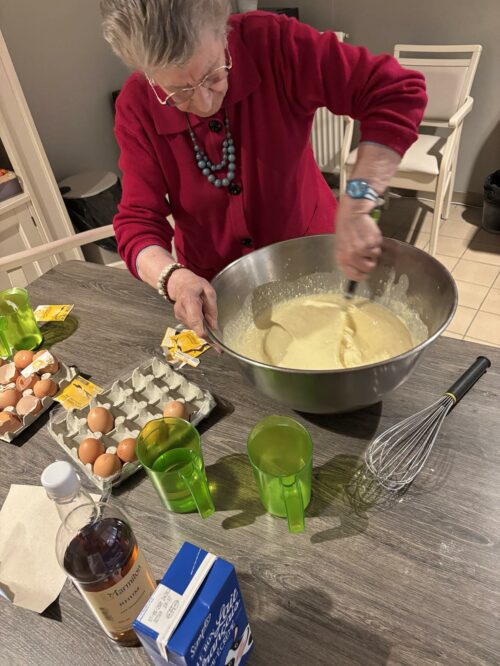 Chandeleur à Ehpad Les Larris Coallialundi 3 février afin de bien démarrer la semaine un atelier pâtisserie à été réalisé. Ainsi Françoise & Cécile ont confectionné dès 10h30 et jusqu’à 16h les traditionnelles crêpes de la Chandeleur pour l’ensemble des résidents de la structure.