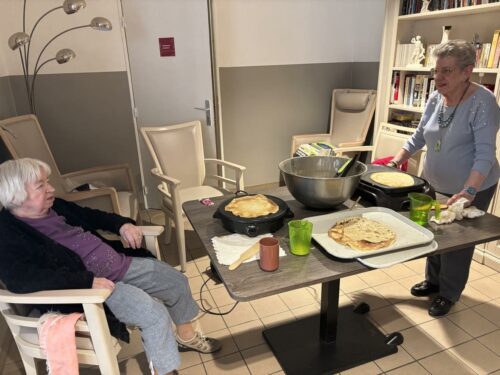 Chandeleur à Ehpad Les Larris Coallialundi 3 février afin de bien démarrer la semaine un atelier pâtisserie à été réalisé. Ainsi Françoise & Cécile ont confectionné dès 10h30 et jusqu’à 16h les traditionnelles crêpes de la Chandeleur pour l’ensemble des résidents de la structure.