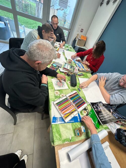 Ateliers d’art thérapie mis en place à la Maison Relais de la Blaiserie (86) pour l’année 2025, c’est l’occasion de travailler la motricité fine, l’imagination et l’estime de soi.
