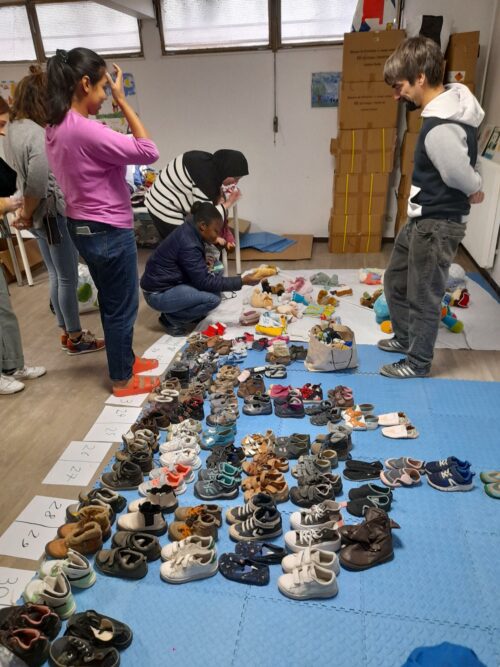 Une belle réussite pour cette première braderie au CADA-HUDA des ateliers! Des dons de vêtements récoltés au cours des six années ont fait le bonheur des familles du foyer! L’occasion de mobiliser des résidents pour la préparation, l’installation et la tenue de cet évènement, un grand merci à tous!