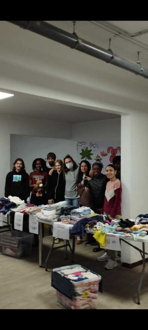 Une belle réussite pour cette première braderie au CADA-HUDA des ateliers! Des dons de vêtements récoltés au cours des six années ont fait le bonheur des familles du foyer! L’occasion de mobiliser des résidents pour la préparation, l’installation et la tenue de cet évènement, un grand merci à tous!