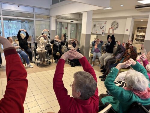 Séance Pilate à Ehpad Les Larris Coalliaune nouvelle activité à été mise en place , les cours de pilate sont désormais au programme pour cette année 2025. Animation des séances réalisée par Hélène ,professionnelle du sport. Cette activité sera réalisée mensuellement