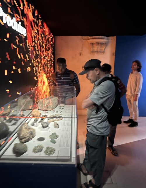 La sortie collective intitulée « Voyage au cœur de l’Histoire », organisée avec les résidents du foyer , s’est déroulée au Musée d’Archéologie Nationale. Cette activité a permis aux participants de découvrir le patrimoine historique français tout en stimulant leur curiosité et leur mémoire.