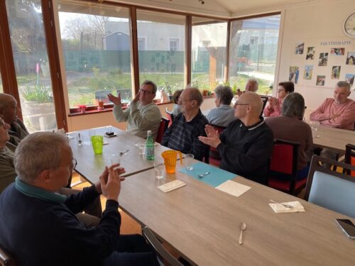 Un moment rempli de sourires et de douceur à l’accueil de jour de Saint-Chéron, où nous avons célébré l’anniversaire d’un usager dans la joie et le partage.