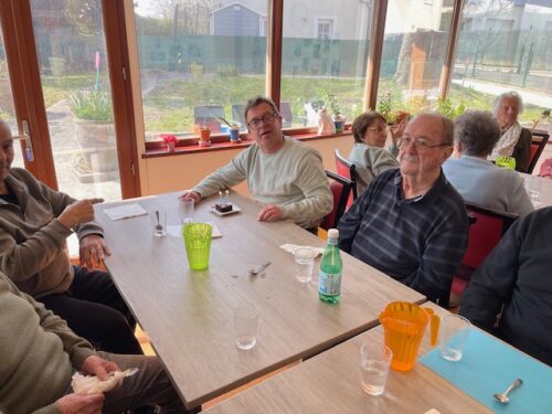 Un moment rempli de sourires et de douceur à l’accueil de jour de Saint-Chéron, où nous avons célébré l’anniversaire d’un usager dans la joie et le partage.