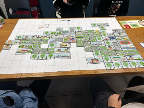 Les résidents de la Pension de famille de la Blaiserie (86) ont testé le jeu « jeu vote » afin de travailler en s’amusant sur la citoyenneté avant les élections de dimanche. La ville s’est construite petit à petit à travers des débats enrichissants qu’ils ont apprécié.