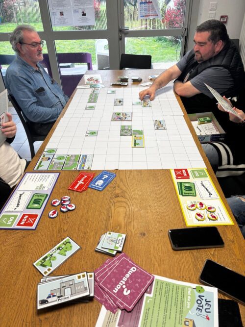 Les résidents de la Pension de famille de la Blaiserie (86) ont testé le jeu « jeu vote » afin de travailler en s’amusant sur la citoyenneté avant les élections de dimanche. La ville s’est construite petit à petit à travers des débats enrichissants qu’ils ont apprécié.