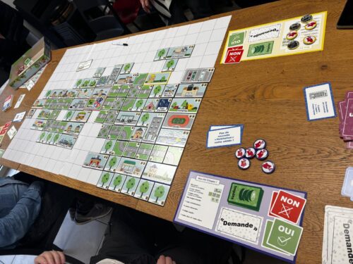 Les résidents de la Pension de famille de la Blaiserie (86) ont testé le jeu « jeu vote » afin de travailler en s’amusant sur la citoyenneté avant les élections de dimanche. La ville s’est construite petit à petit à travers des débats enrichissants qu’ils ont apprécié.
