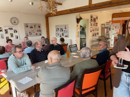 Un moment rempli de sourires et de douceur à l’accueil de jour de Saint-Chéron, où nous avons célébré l’anniversaire d’un usager dans la joie et le partage.
