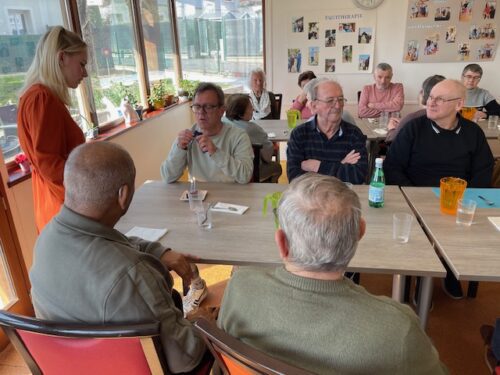 Un moment rempli de sourires et de douceur à l’accueil de jour de Saint-Chéron, où nous avons célébré l’anniversaire d’un usager dans la joie et le partage.
