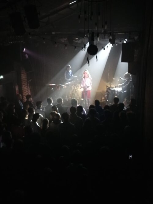 Le mercredi 25 mars, les jeunes du SAMNA ont participé aux concerts des rappeuses Arone et Anaysa à la Lune des Pirates. Ils ont pu assister aux balances et se projeter sur un numéro spécial du fanzine musical Les Astronautes avec un focus sur le festival Minuit avant la Nuit en juin prochain !