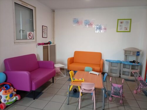 Inauguration du nouveau salon / salle de jeux de la Motte Baril, au service Chu Maya. Les femmes ont désormais un espace confortable et les enfants, un endroit sécurisé et pensé pour eux !