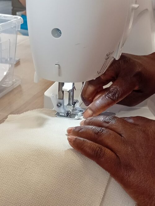 🧵🪡 Les Vendredis Couture. Les premières fois  on y apprend la patience, le geste juste, le réemploi des matières. C’est un moment où le temps ralentit, où l’on crée, répare et tisse du lien humain.