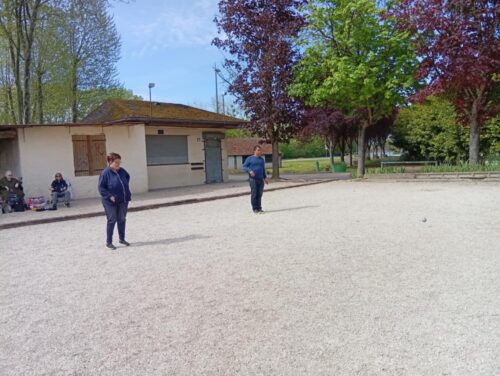 Samedi dernier, sur les bords de l’Yonne, pétanque et pique-nique sous le soleil pour la pension de famille de Sens !