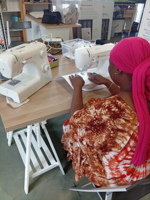 🧵🪡 Les Vendredis Couture. Les premières fois  on y apprend la patience, le geste juste, le réemploi des matières. C’est un moment où le temps ralentit, où l’on crée, répare et tisse du lien humain.