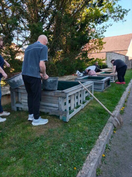 Hier, les résidents de la Résidence Coluche de Semur en Auxois ont profité du beau temps pour finaliser nos bacs potagers confectionnés avec du matériel de récup.Ils peuvent être fiers d’eux!Jugez par vous même.