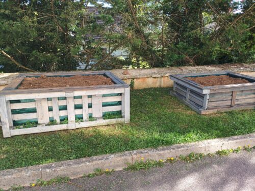 Hier, les résidents de la Résidence Coluche de Semur en Auxois ont profité du beau temps pour finaliser nos bacs potagers confectionnés avec du matériel de récup.Ils peuvent être fiers d’eux!Jugez par vous même.