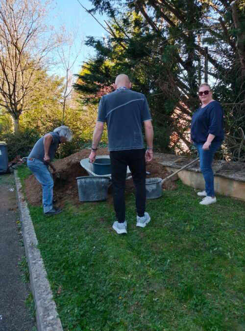 Hier, les résidents de la Résidence Coluche de Semur en Auxois ont profité du beau temps pour finaliser nos bacs potagers confectionnés avec du matériel de récup.Ils peuvent être fiers d’eux!Jugez par vous même.