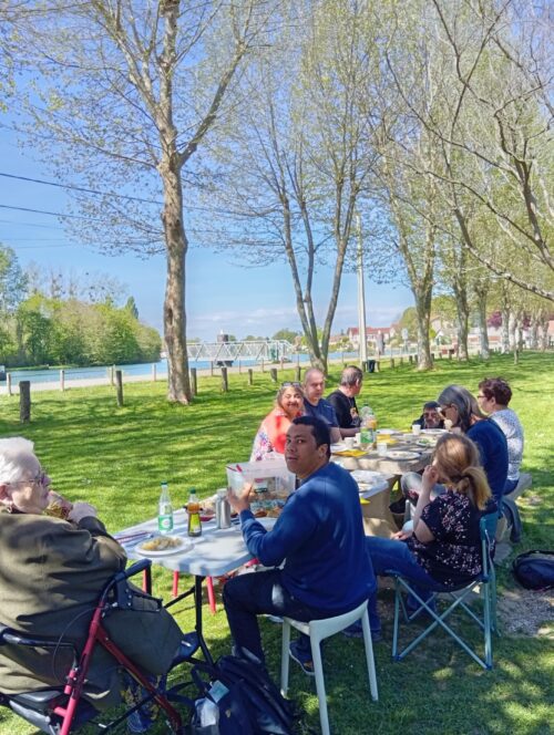 Samedi dernier, sur les bords de l’Yonne, pétanque et pique-nique sous le soleil pour la pension de famille de Sens !