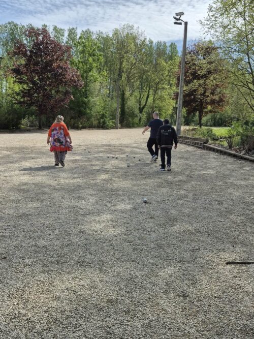 Samedi dernier, sur les bords de l’Yonne, pétanque et pique-nique sous le soleil pour la pension de famille de Sens !