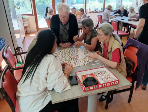 Entre rires, stratégie et souvenirs partagés, les jeux de société rassemblent nos aînés pour un moment chaleureux à l’accueil de jour de Saint-Chéron.