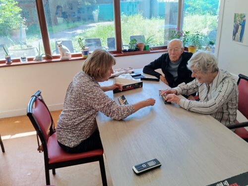 Entre rires, stratégie et souvenirs partagés, les jeux de société rassemblent nos aînés pour un moment chaleureux à l’accueil de jour de Saint-Chéron.