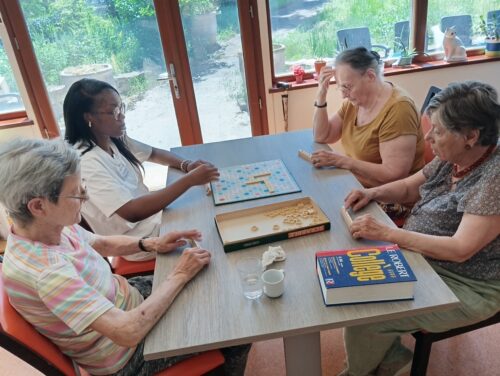 Entre rires, stratégie et souvenirs partagés, les jeux de société rassemblent nos aînés pour un moment chaleureux à l’accueil de jour de Saint-Chéron.