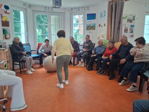 Rires, bonne humeur et jeux sportifs pour les usagers de l’accueil de jour de Saint-Chéron