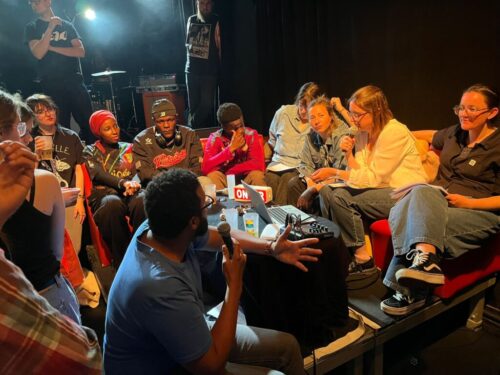 3 jeunes du SAMNA ont pris la parole en direct sur Radio Campus pdt l’émission Bruits de Lune dans le cadre du projet de création de fanzine musical avec la Lune des Pirates. Ils ont pu évoquer leur expérience de reporters en herbe et annoncé la sortie du #2 Les Astronautes :)