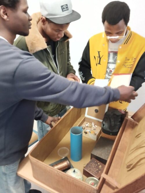 Des jeunes ont travaillé à la réalisation d’une valise escape game avec l’équipe éducative et un intervenant spécialisé. L’objectif était de créer un outil ludique de sensibilisation au tri des déchets. Investis à chaque étape, ils seront les ambassadeurs engagés de ce support pédagogique.