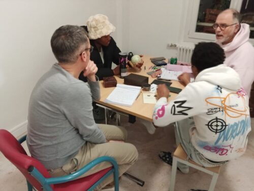 Des jeunes ont travaillé à la réalisation d’une valise escape game avec l’équipe éducative et un intervenant spécialisé. L’objectif était de créer un outil ludique de sensibilisation au tri des déchets. Investis à chaque étape, ils seront les ambassadeurs engagés de ce support pédagogique.