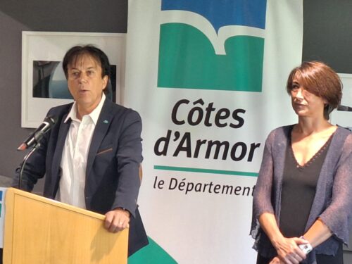 Le Président du Département des Côtes d’Armor, M. COAIL, a organisé une cérémonie autour d’un pot et une remise de cadeaux pour les jeunes mineurs non accompagnés du territoire dont ceux de la MECS Coallia 22 récemment diplômés. Félicitations à eux pour leur parcours et leur ténacité !
