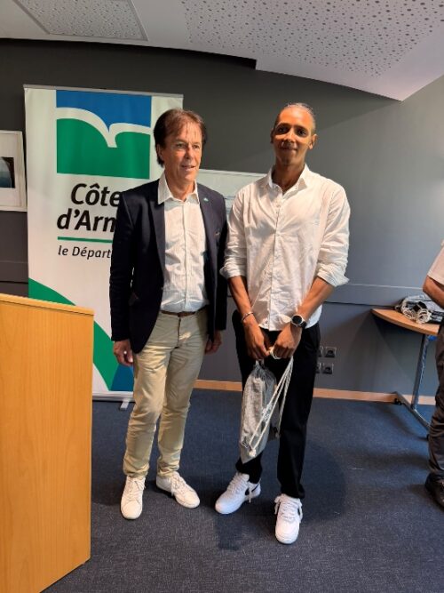 Le Président du Département des Côtes d’Armor, M. COAIL, a organisé une cérémonie autour d’un pot et une remise de cadeaux pour les jeunes mineurs non accompagnés du territoire dont ceux de la MECS Coallia 22 récemment diplômés. Félicitations à eux pour leur parcours et leur ténacité !